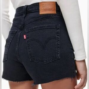 Levi’s Ribcage Shorts 
Size 25